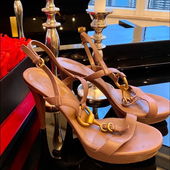 Gucci Shoes - AUTH GUCCI TAN LEATHER PLATFORM W/ GOLD HORSEBIT